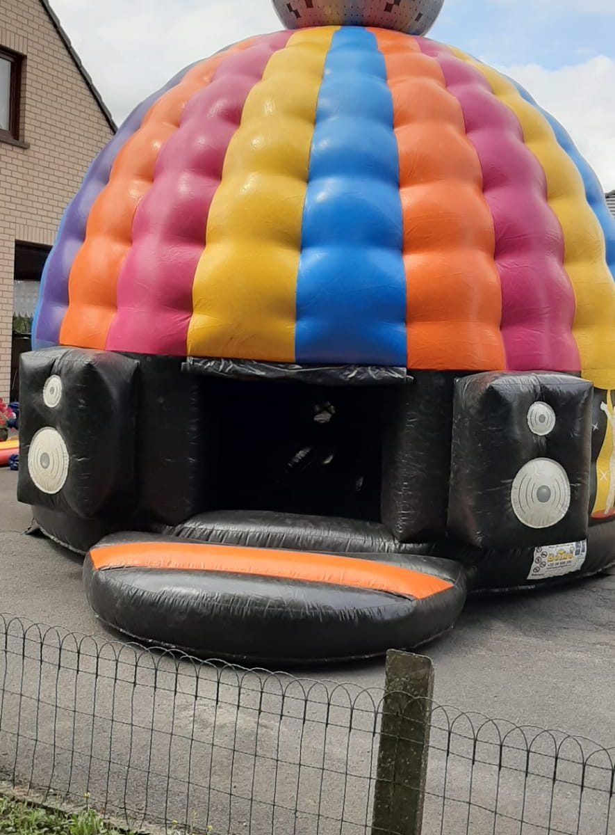 Disco met verlichting en muziek